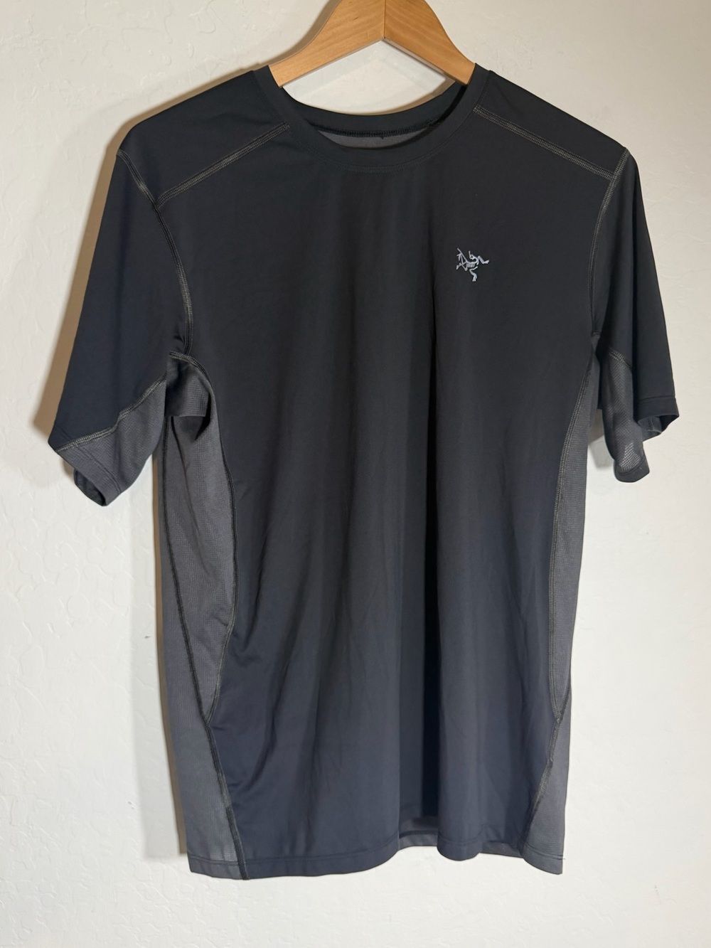 Arc'teryx Accelero Comp SS Tech Shirt Charcoal Grey | Men's Size Medium